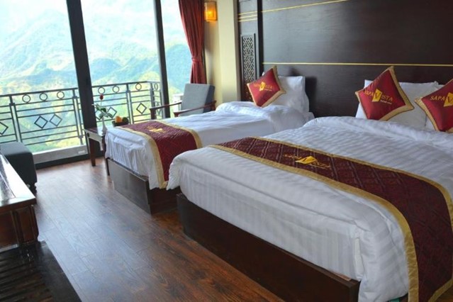 Phòng gia đình ban công view núi